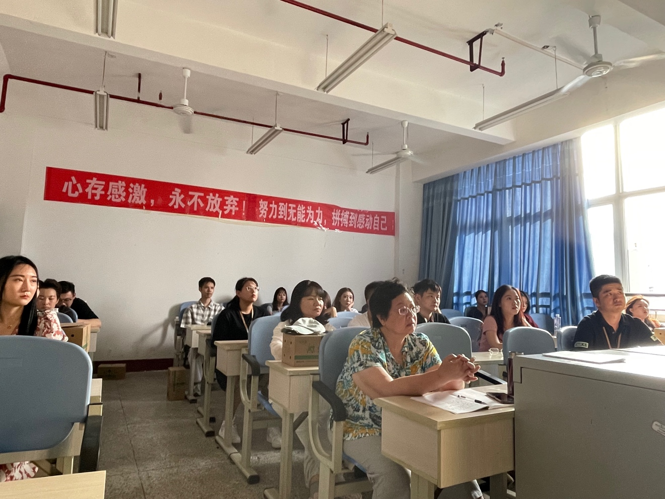 后浪奔涌不负韶华，蓄势待发谱新征程