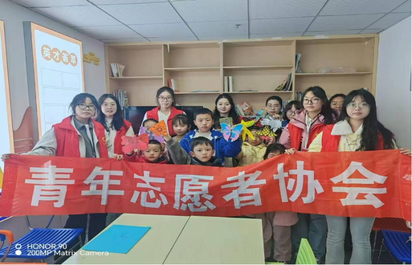 用行动书写社会温暖用志愿诠释青春担当