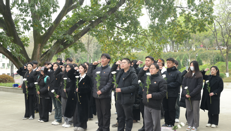 缅怀革命先烈传承红色基因 戏剧影视学院开展清明祭扫主题教育活动