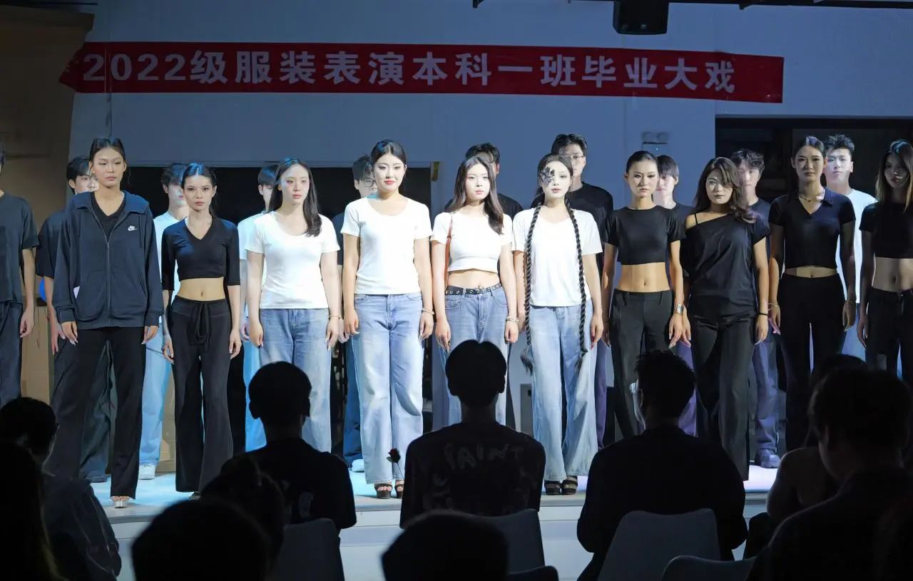 青春绽放 梦想起航‖2022级服装表演本科一班毕业大秀圆满举行
