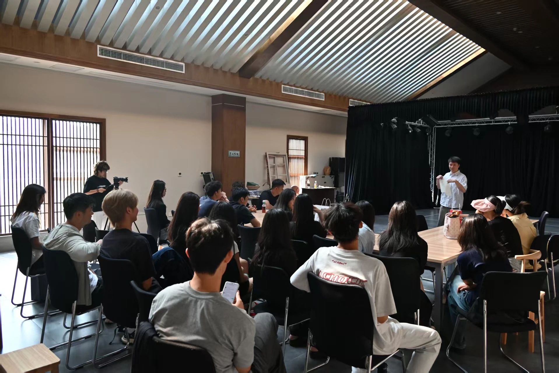 戏剧影视学院开展“用想象力打开情绪记忆”专题讲座